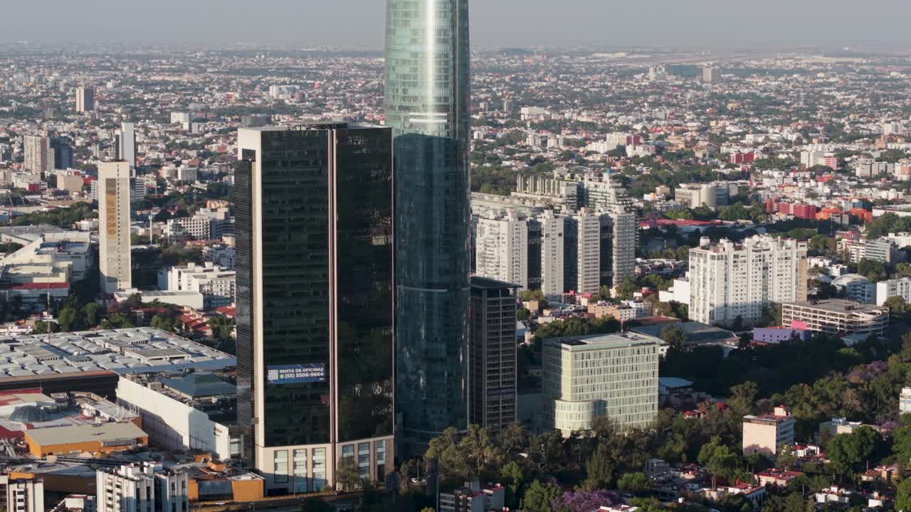 Parallax effect as drone descends towards Mitikah Tower