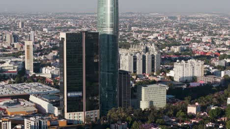 parallax effect as drone descends towards mitikah tower