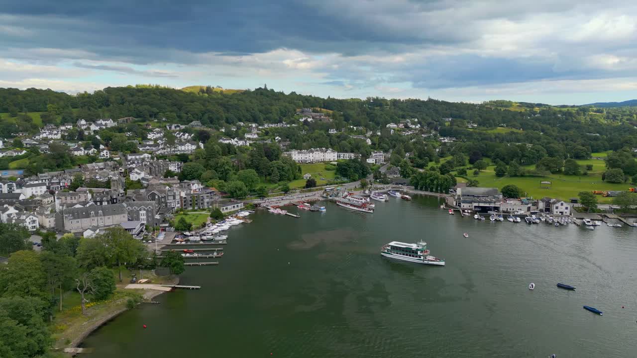 bowness-on-windermere의 바쁜 관광 도시의 영화 같은 조감도