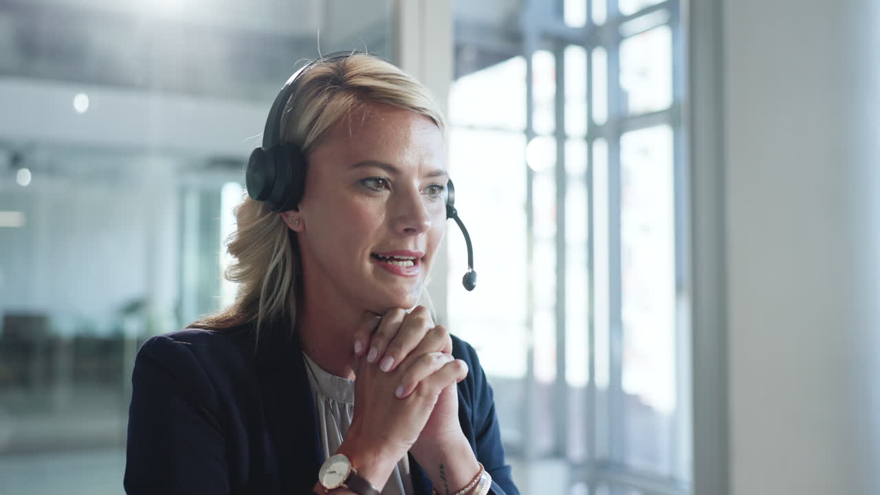 Profesjonell kvinne med headset som snakker på et kundesenter