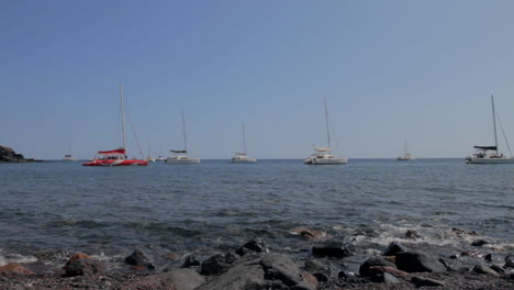 Katamarane-Parkten-Im-Meer,-In-Der-Nähe-Eines-Felsigen-Strandes