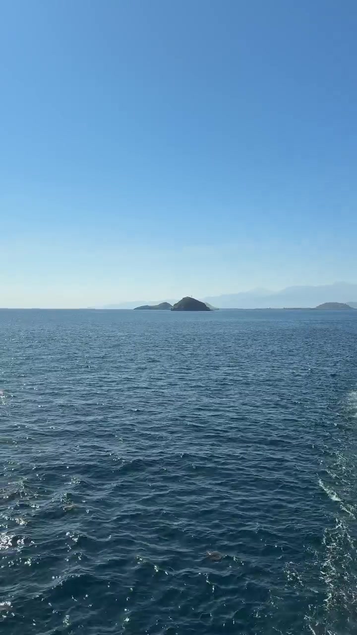 Vista dell'Oceano Blu e delle Isole Lontane da una Barca in Movimento