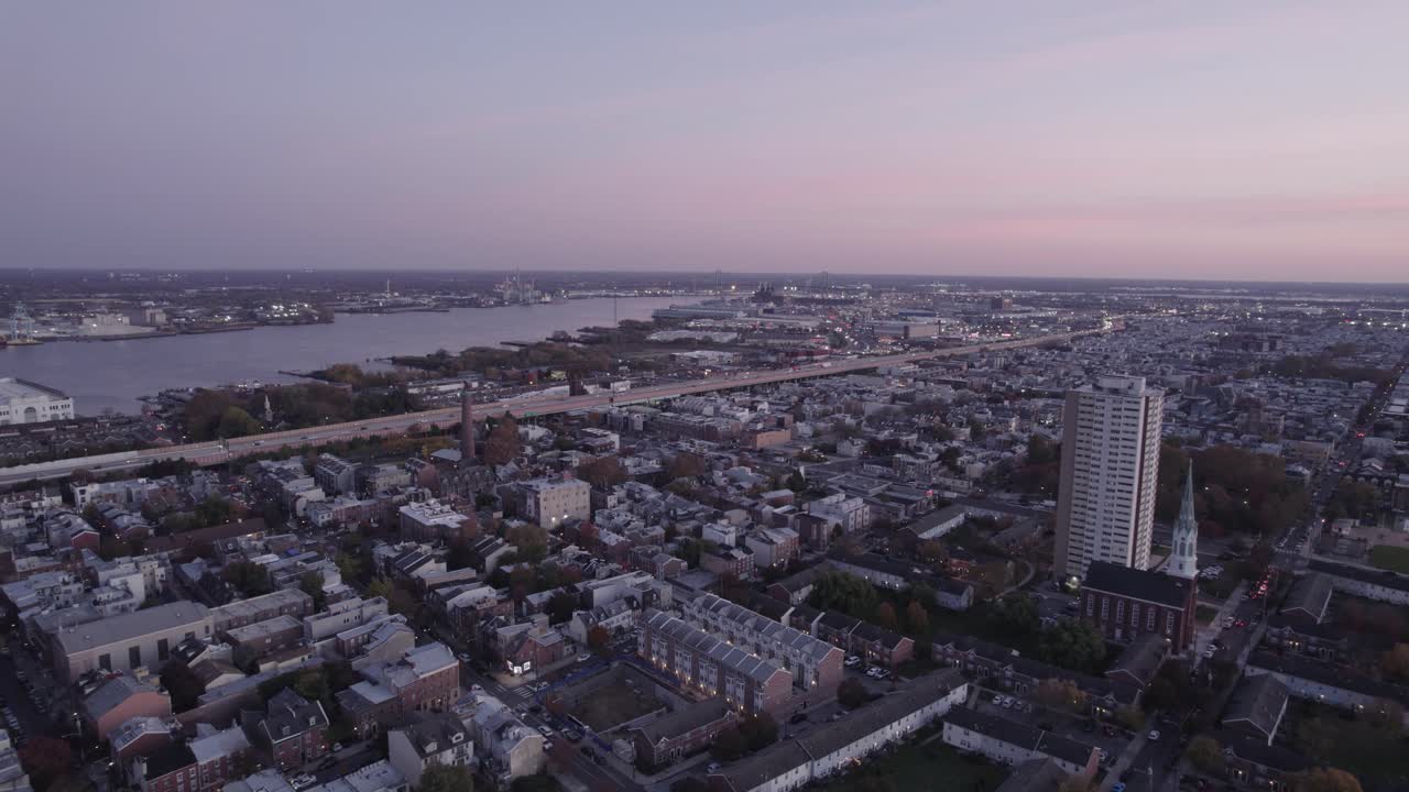 Drone che vola sopra i sobborghi di Filadelfia - 4K.