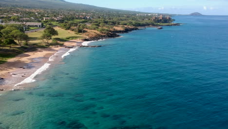 Luftaufnahmen-Vom-Strand-Von-Kamaole-III-Mit-Den-Gebieten-Wailea-Und-Makena-Im-Hintergrund