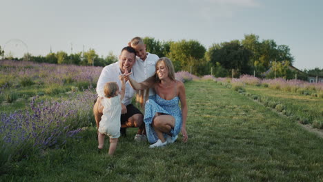 Familia-Alegre-Con-Niños-En-El-Campo-De-Lavanda