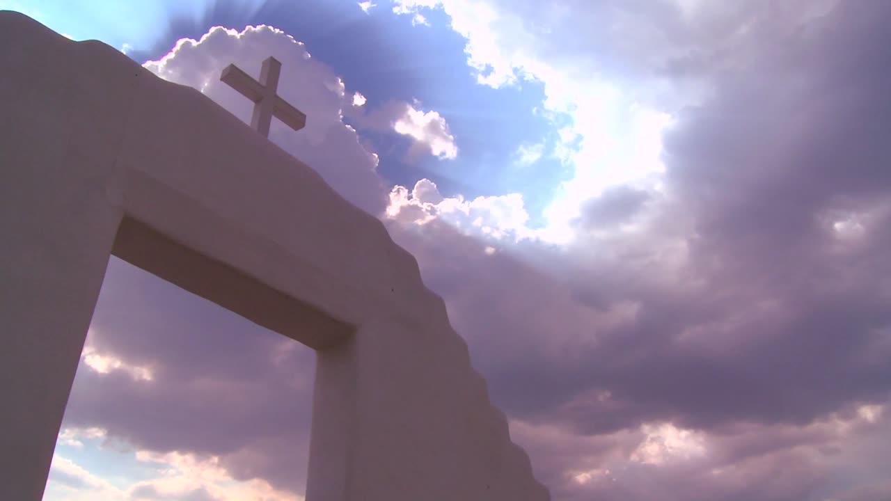 천상의 하늘을 배경으로 빛나는 기독교 십자가 2