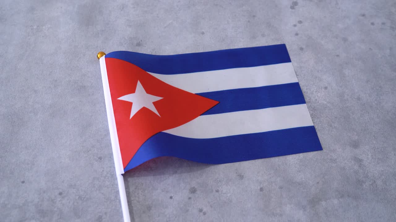 Bandera de Cuba sobre fondo gris. Bandera de país isleño caribeño.