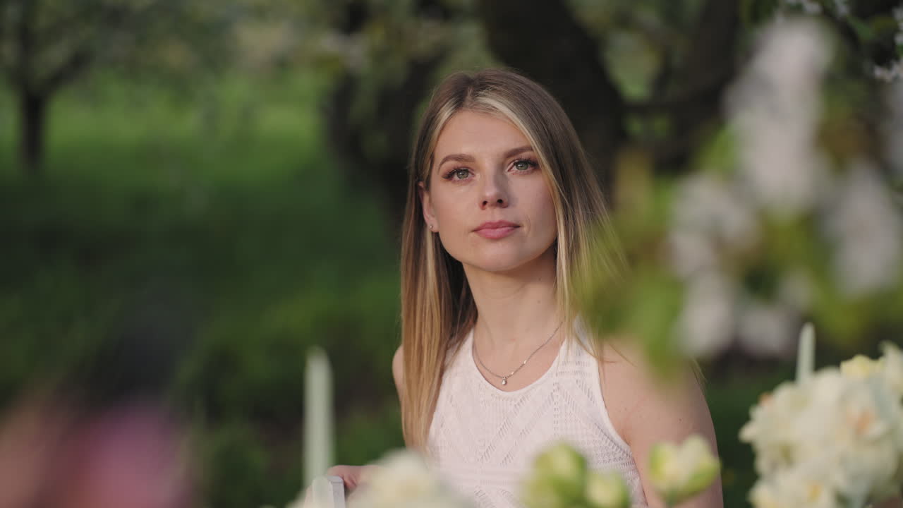 정원 파티에서 아름다운 금발 여성 자연에서 테이블에 여자의 초상화 부끄럽고 차분한 여성 손님