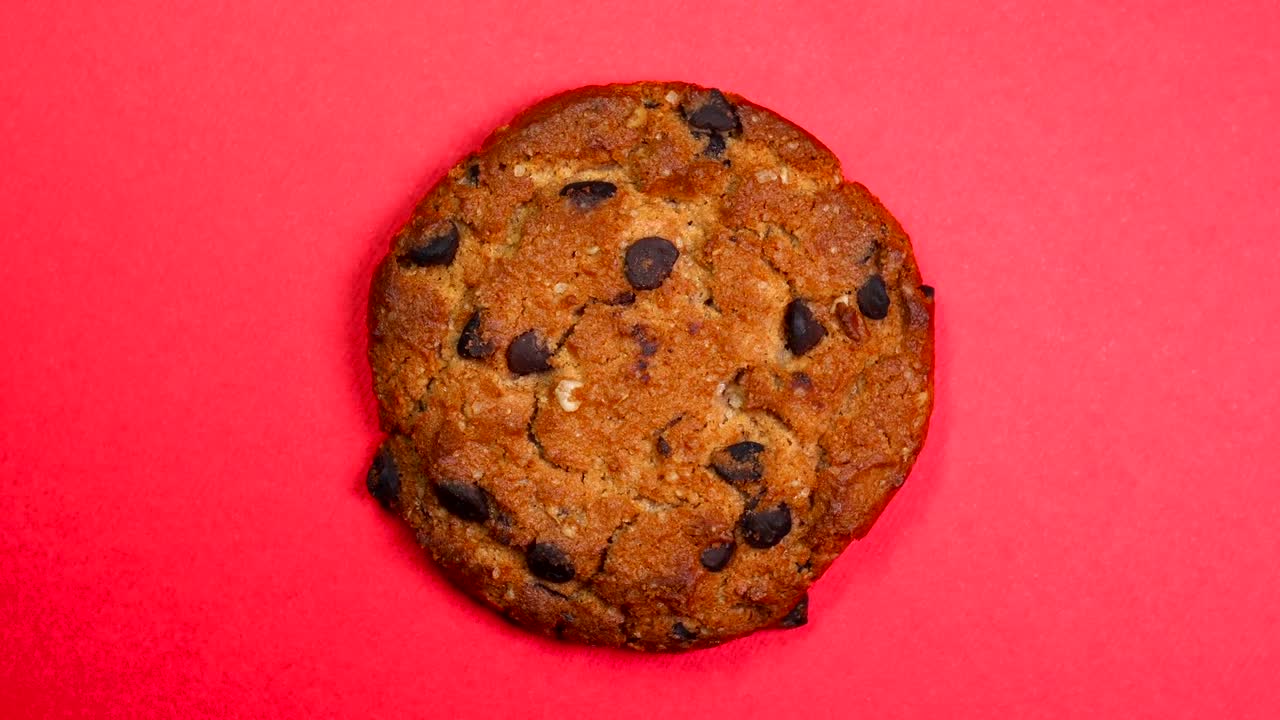 초콜릿  쿠키 클로즈업, 매크로, 회전하는 빨간 배경에서 빠르게 회전합니다.