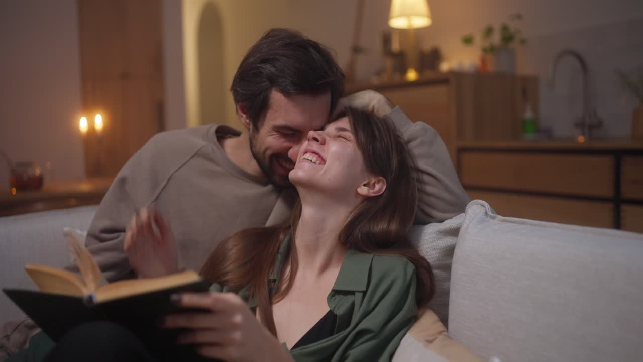 um casal a desfrutar de uma noite aconchegante em casa.