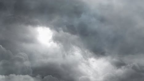 furia de tormenta, tiempo extremo en el cielo oscuro