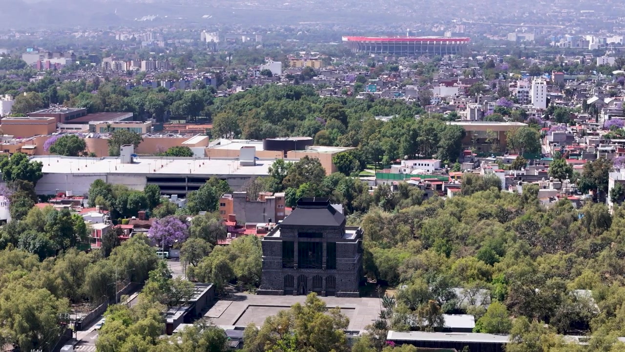 Mexico City'deki Anahuacalli müzesi ve Azteca stadyumunun yörüngesel havadan videosu.
