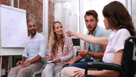 equipo de negocios casuales teniendo una reunión