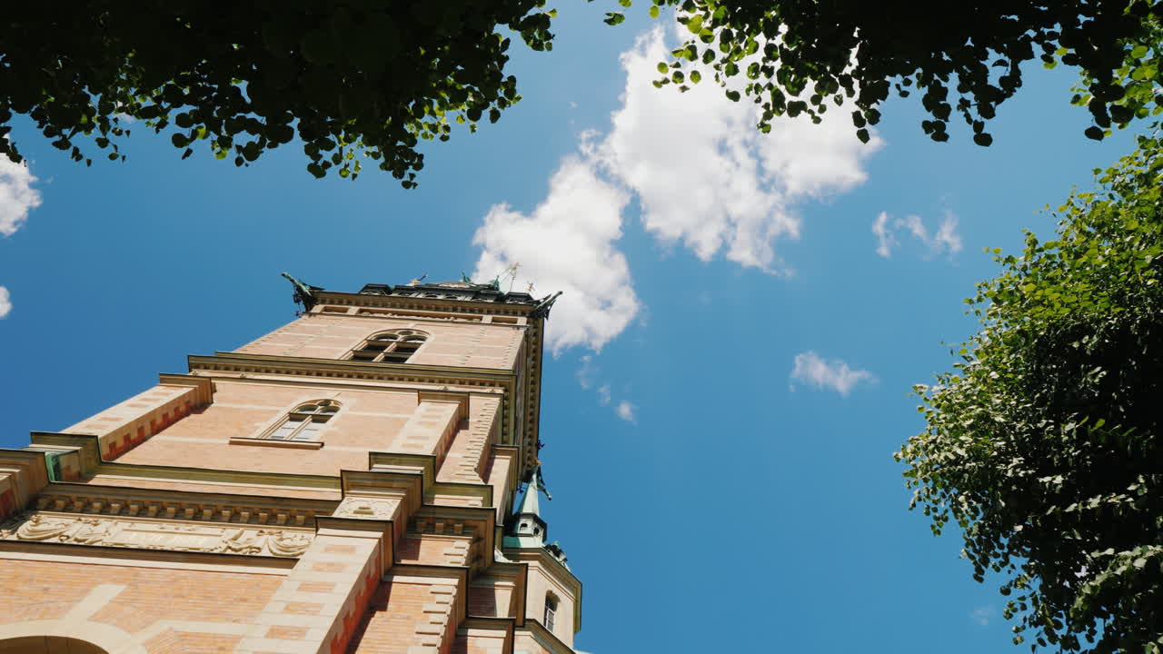 그의 프로젝트에서 스톡홀름 중심에 있는 독일 교회의 바닥에서 바라본 전망은 유명한 ge입니다.