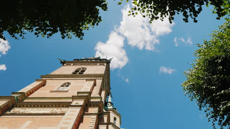 vista desde la parte inferior de la iglesia alemana en el centro de estocolmo en su proyecto es el famoso ge