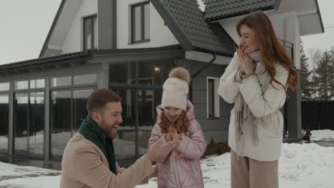 menschen feiern den kauf eines neuen hauses