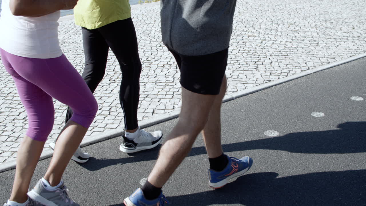 산책로에서 조깅하는 나이든 주자 팀