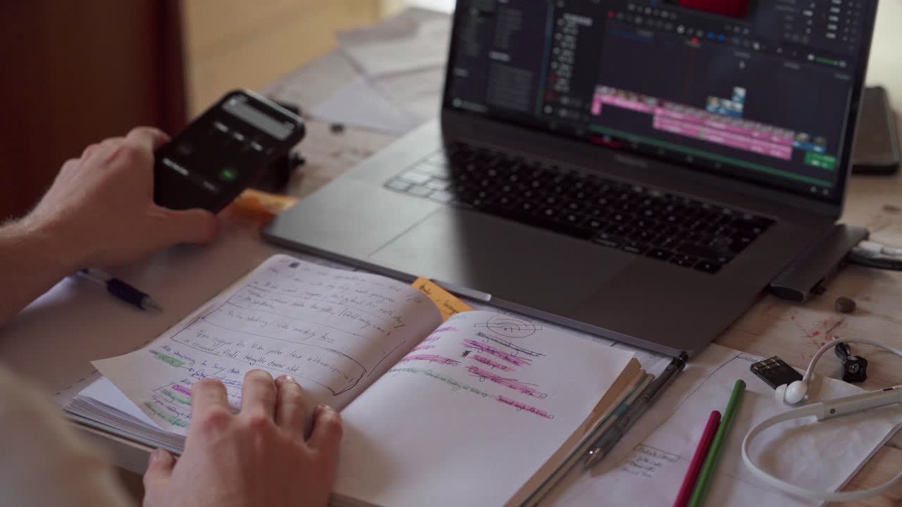 hombre usando laptop y teléfono móvil en la mesa de estudio