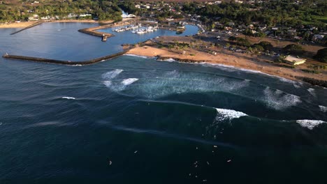 Playa-Haleiwa-Y-Puerto-De-Barcos-En-La-Costa-Norte-De-Oahu-En-Hawai