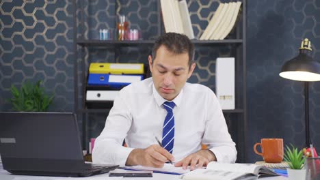 retrato de un hombre de negocios cansado.