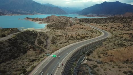 ciclistas en una carretera con vistas panorámicas