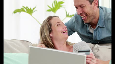 pareja sonriente haciendo compras en línea
