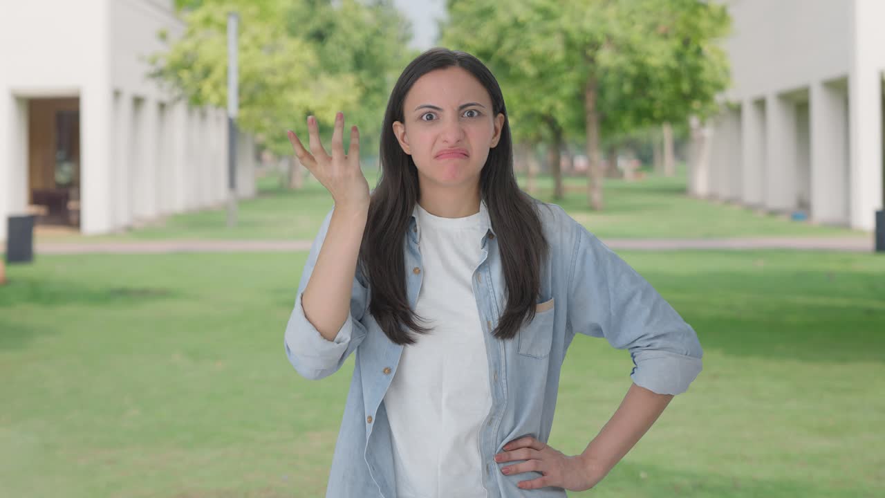 혼란스러운 인디언 소녀는 생각하려고 노력합니다.