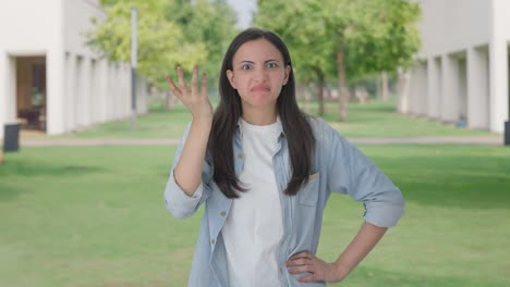 una chica india confundida tratando de pensar