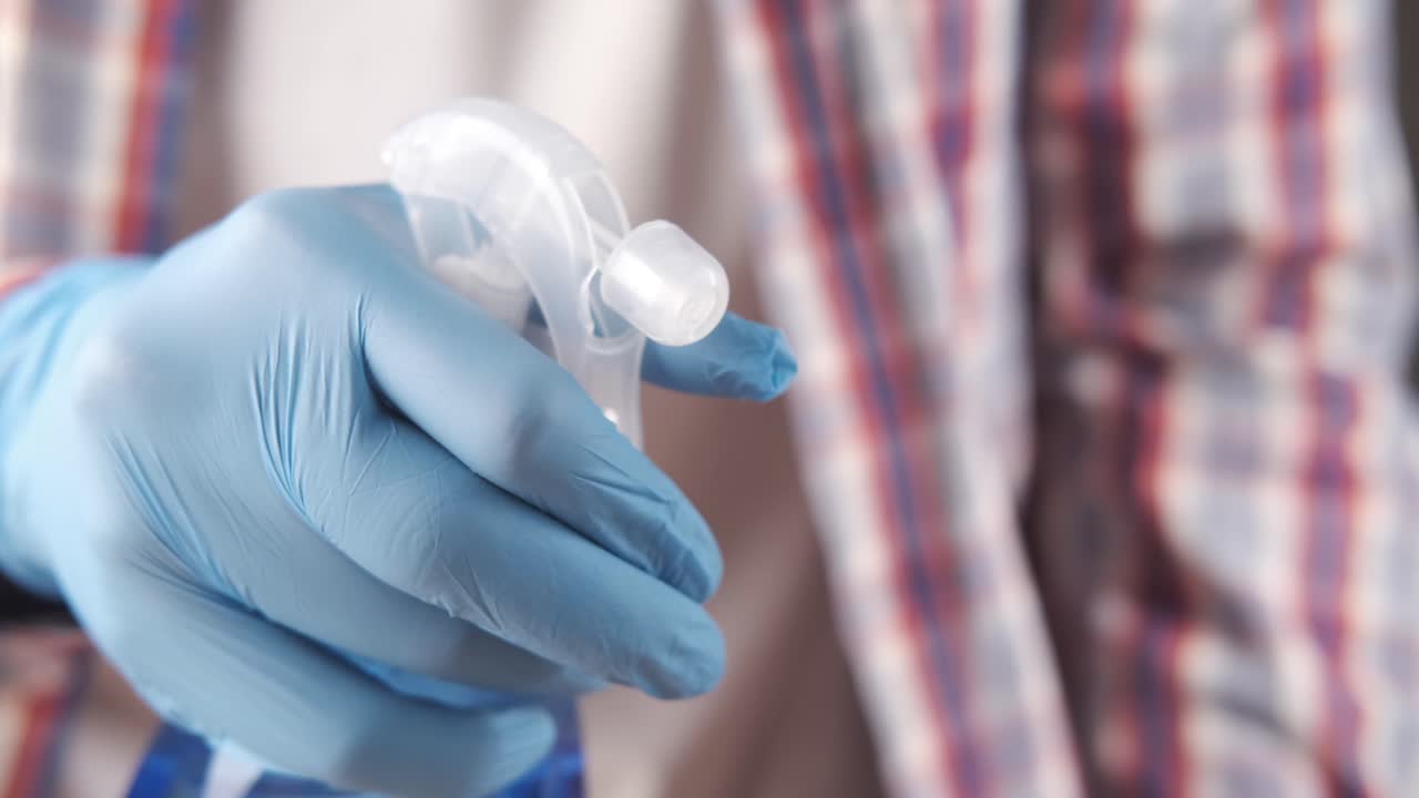 limpieza de personas con botella de pulverización