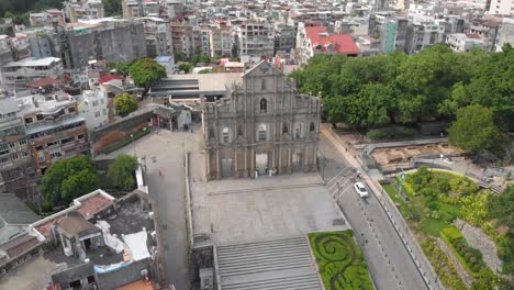 Cerrar-Vista-Aérea-Giratoria-De-Las-Famosas-Ruinas-De-San-Pablo,-Macao