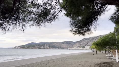 Shengjin,-Albanien-Im-Hintergrund,-Adria-Im-Vordergrund,-Am-Strand-Entlang