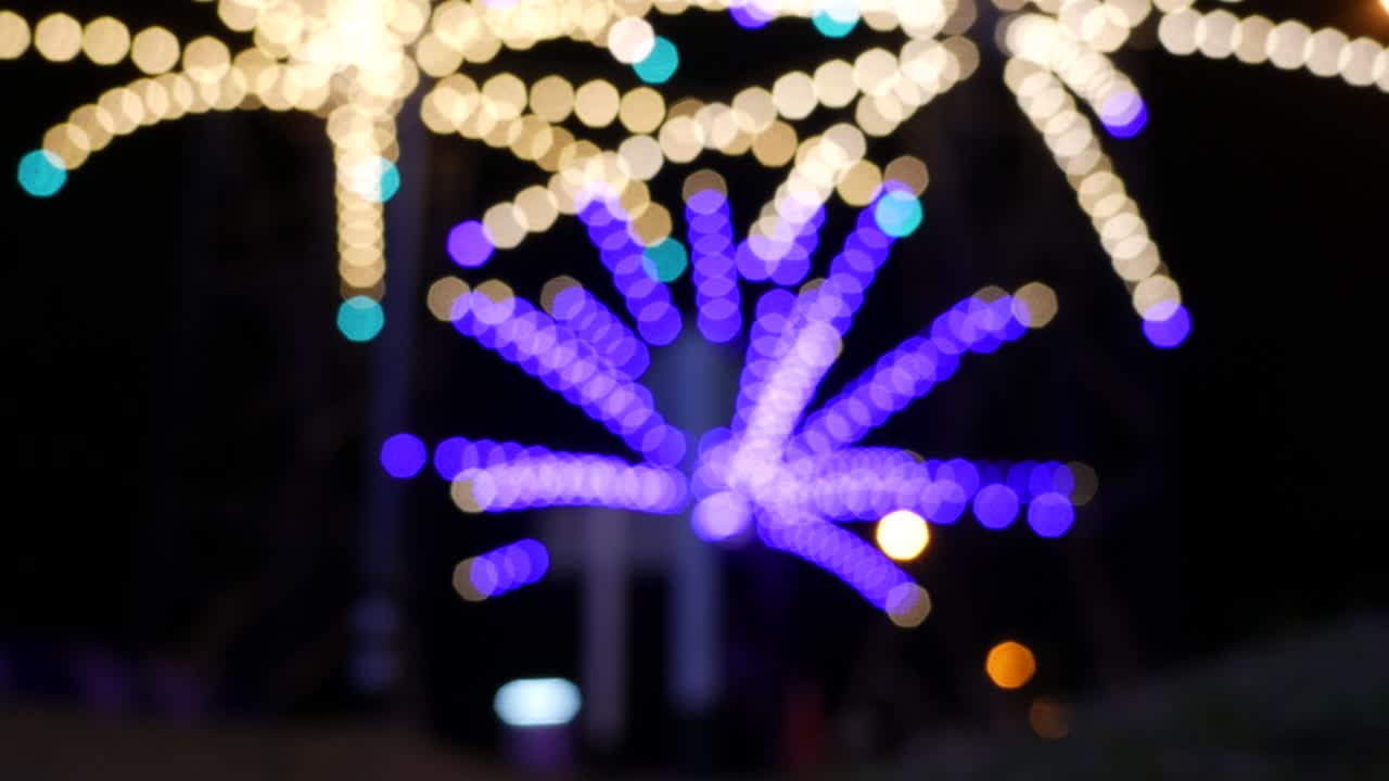 el efecto azulado de la luz en la noche.