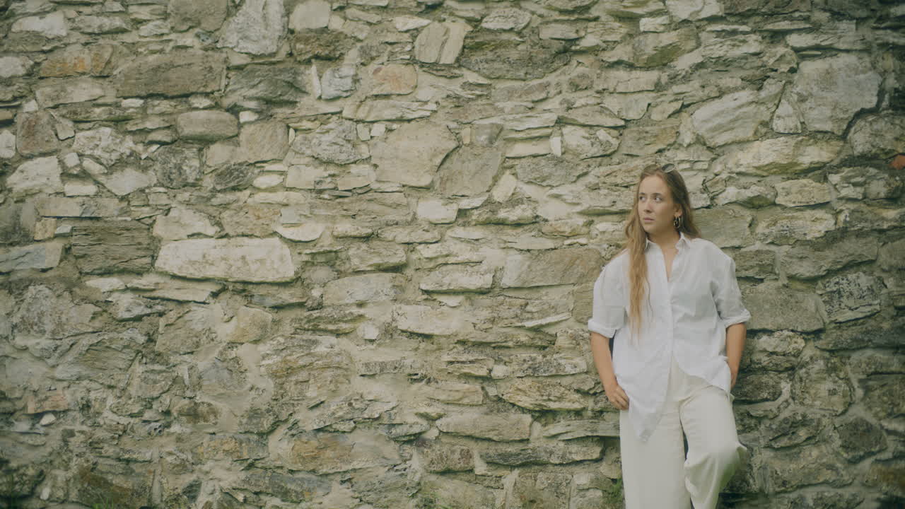 mujer contemplativa y pensativa