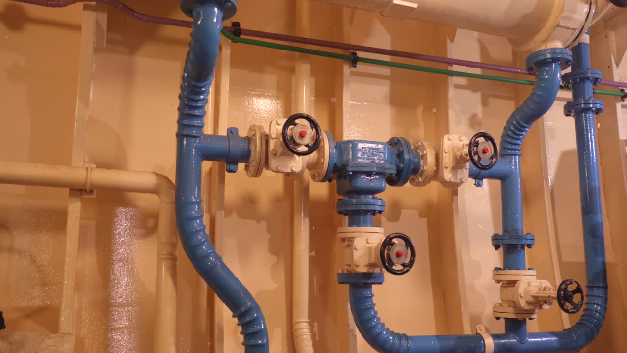 Sistema idraulico industriale complesso con tubi e valvole blu