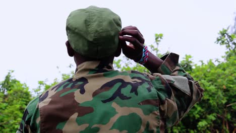 oficial del ejército africano dando órdenes a su tripulación, en los bosques de kenia