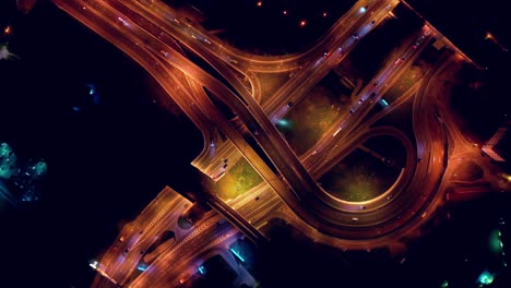 vista aérea nocturna de una intersección de autopista caminos de tráfico en la noche de moscú