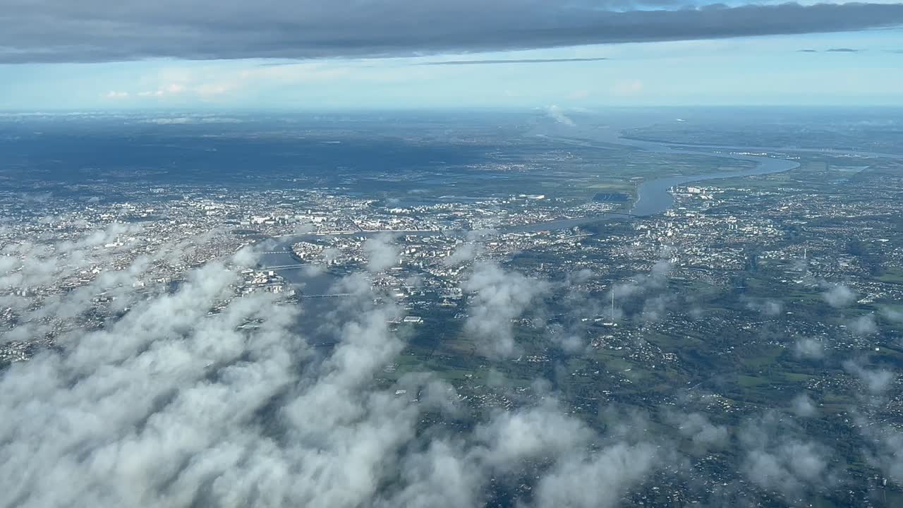 보르도 시 (bordeaux) 의 비행기 객실에서 볼 수 있는 공중 풍경. 가론 강 (garonne river) 은 낮 구름이 있는 은 날입니다.