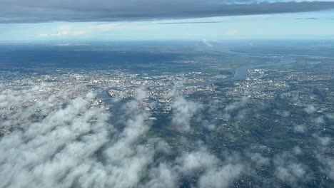vista aérea desde una cabina de avión de la ciudad de burdeos un río garonne, en un día soleado con algunas nubes bajas