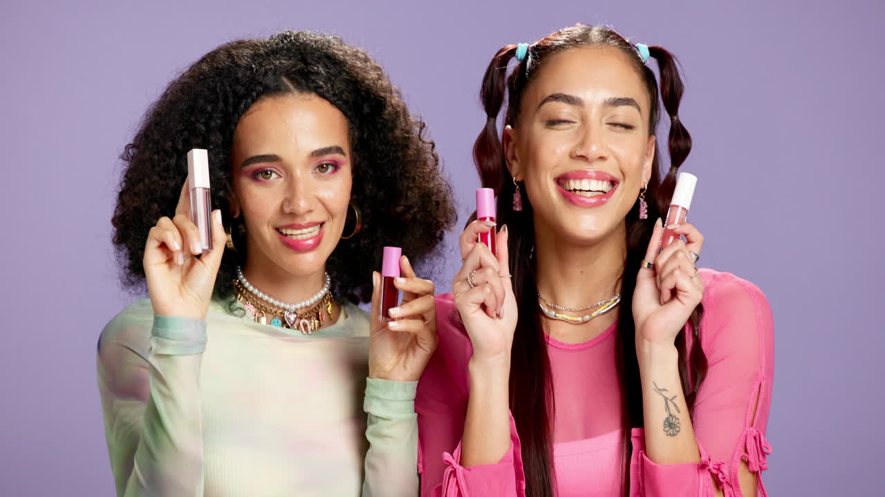 Due donne che mostrano prodotti di make-up