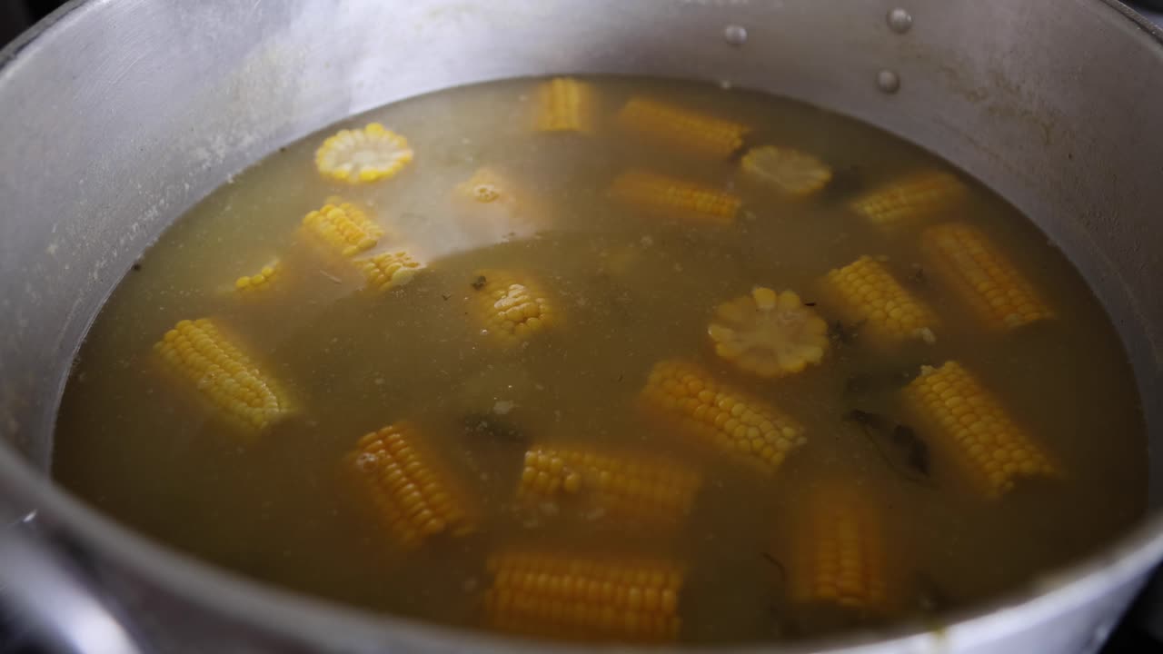 Zuppa tradizionale colombiana con pannocchie e schiuma di pollo