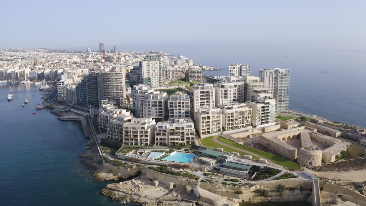 Veduta aerea di un complesso di appartamenti di lusso su una penisola nella città di La Valletta, Malta