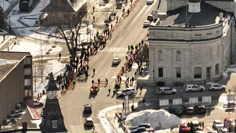 la policía de kingston ontario bloquea las protestas por la libertad con contramanifestantes