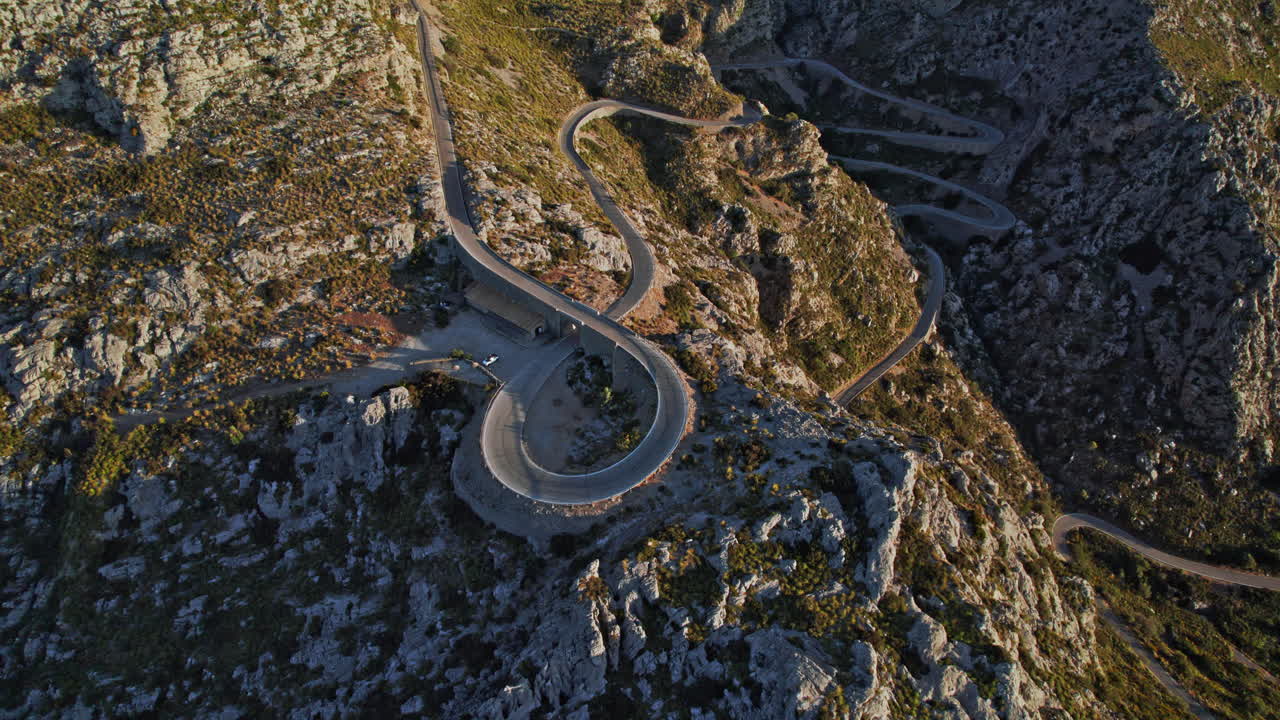 carretera de paso de montaña en coll dels reis, montañas de tramuntana, mallorca, españa - toma aérea de un dron