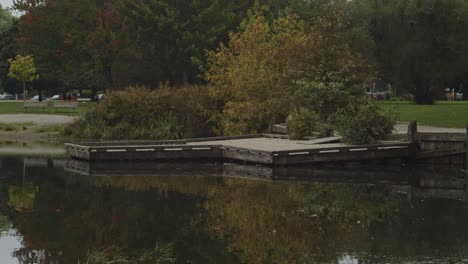 Pequeño-Muelle-En-El-Lago-Con-Reflejo