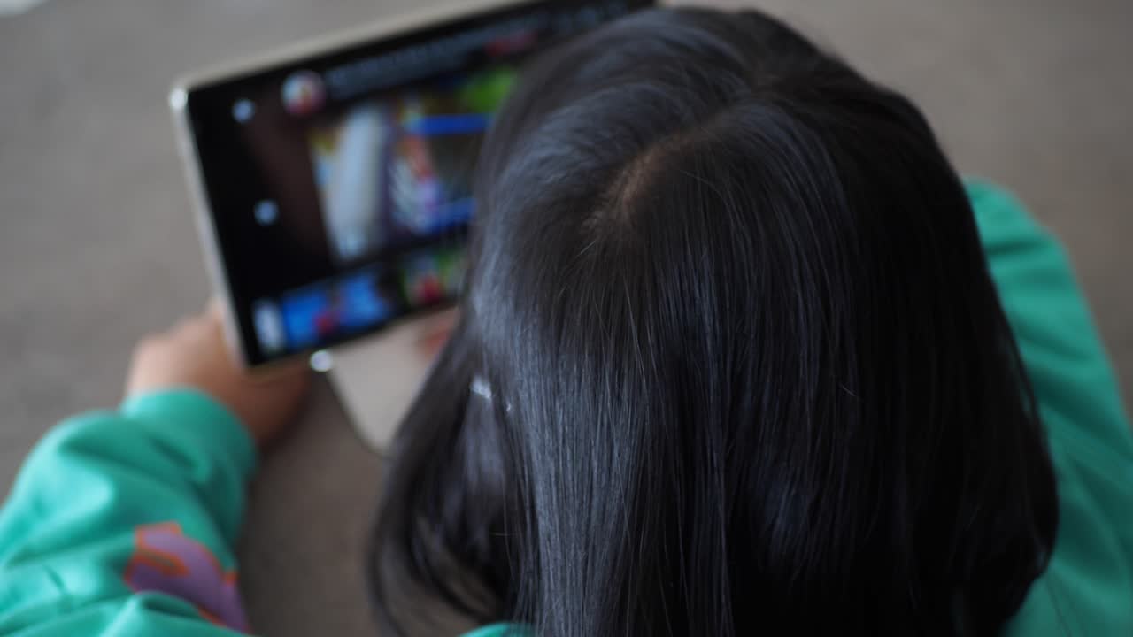 태블릿을 사용 하여 여자