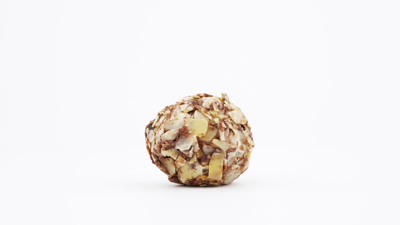 1 트루플 다크 초콜릿 디저트, 개진 아몬드, 회전 테이블에서 회전, 색 배경에서 고립, 클로즈업, 매크로.