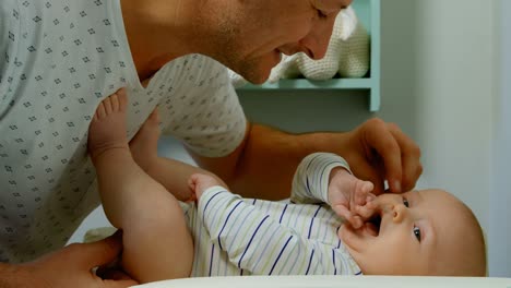 padre jugando con su bebé en casa 4k