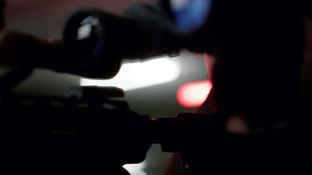 un asesino serio con un rifle moderno al aire libre.