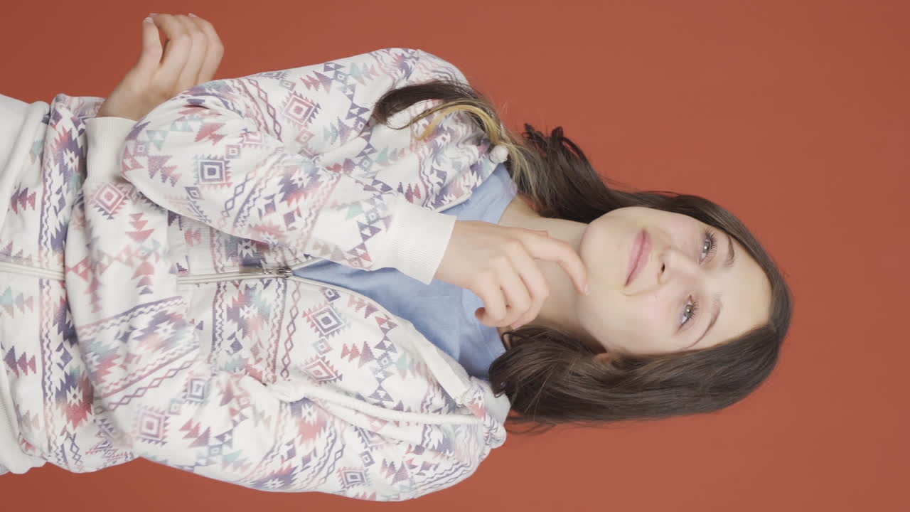 vídeo vertical de una joven pensativa hacia la cámara.