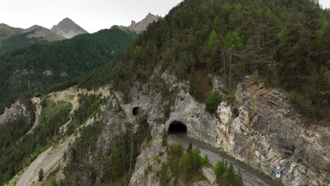 Dentro-De-Una-Vista-De-Nubes-Temprano-En-La-Mañana-En-Los-Alpes-Franceses-Disparo-Aéreo-De-Drones